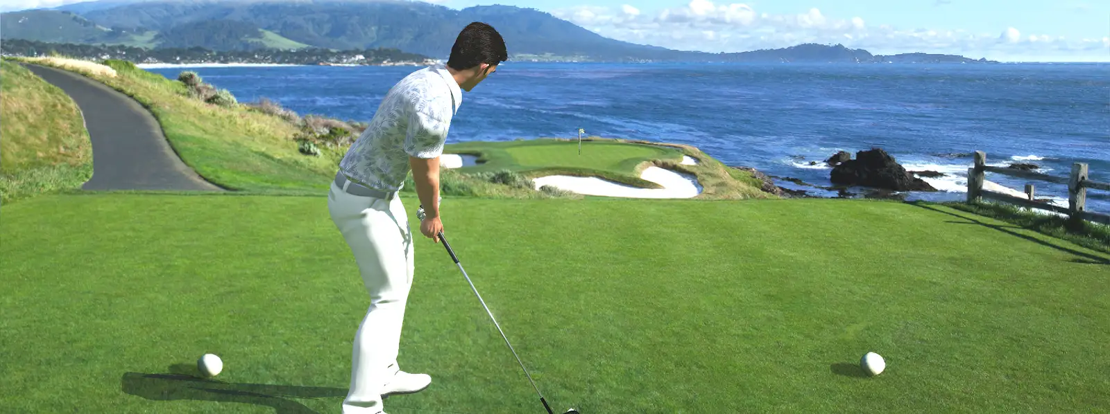 Golfista a preparar a pancada de saída num campo à beira-mar, no jogo WGT Golf