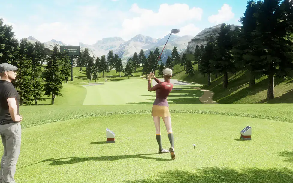 Golfista numa saída entre pinheiros e montanhas, no Golf King - World Tour